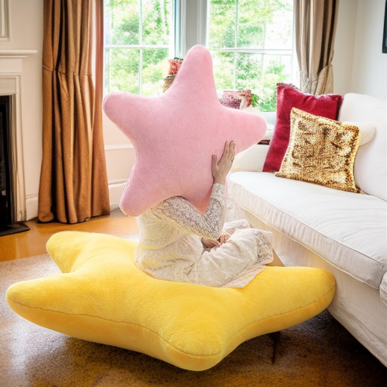 หมอนดาวนุ่มนิ่มวางบนเตียง