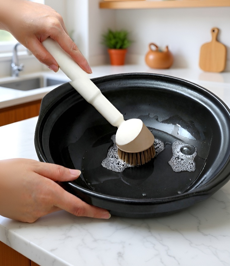 Wielofunkcyjna szczotka do czyszczenia z długą rączką używana w łazience