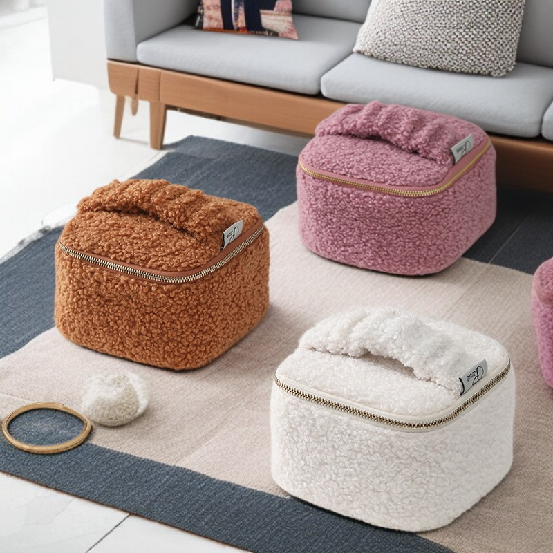 Español: Bolsa organizadora de joyas y maquillaje de terciopelo, portátil y elegante