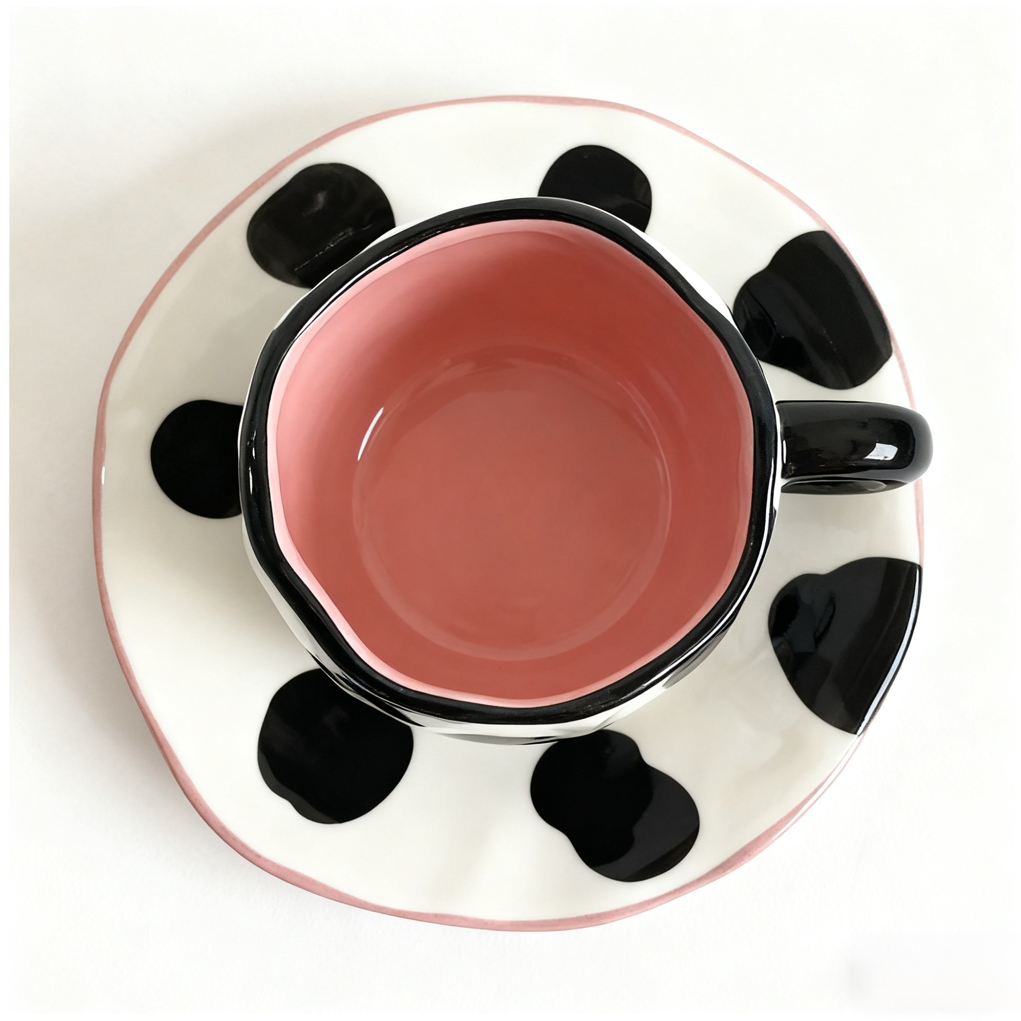 신선하고 레트로하며 여성스러운 핸드메이드 커피 컵과 접시