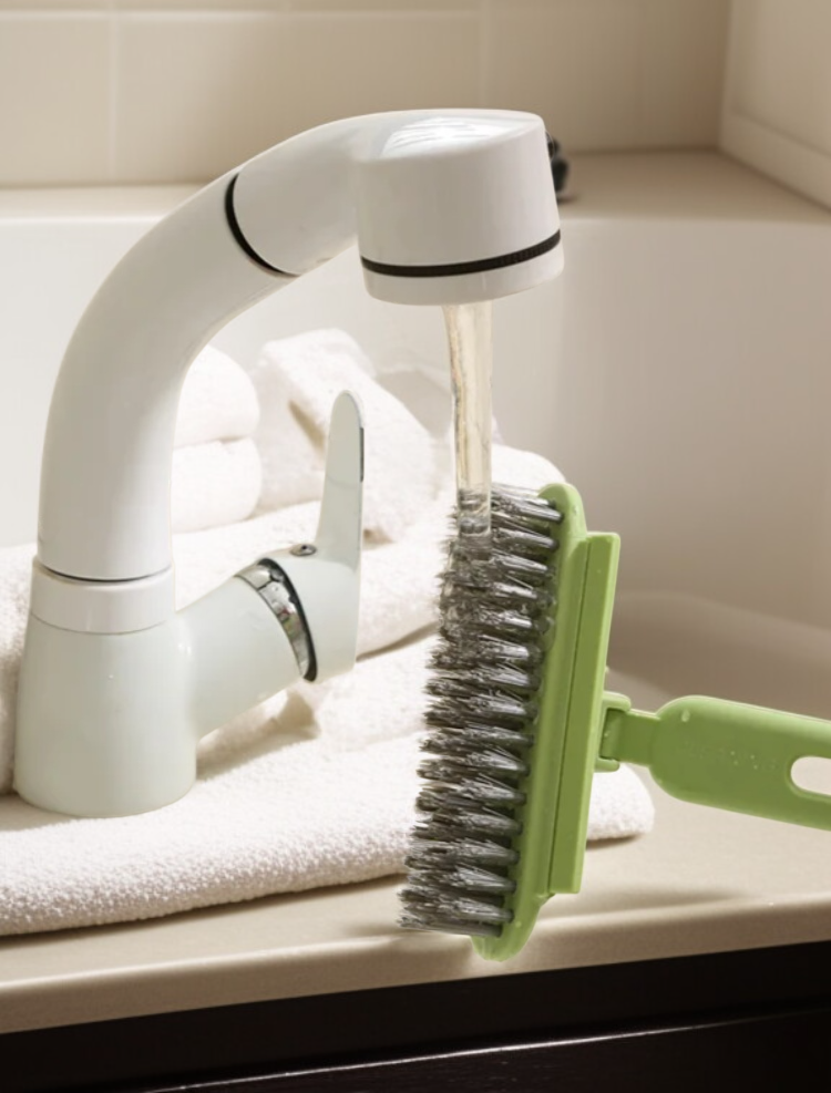 욕실 바닥 청소 브러쉬 사용 모습