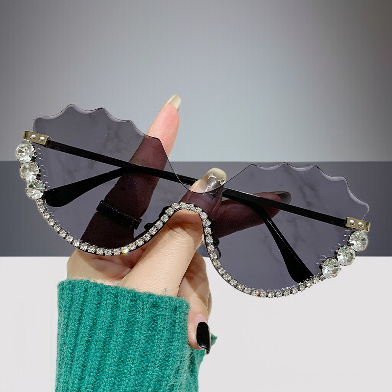 流行幾何形アイウェア　レディースUVサングラス　水晶装飾付き