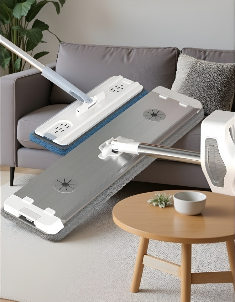 軽量で使いやすいフラットモップの床掃除シーン