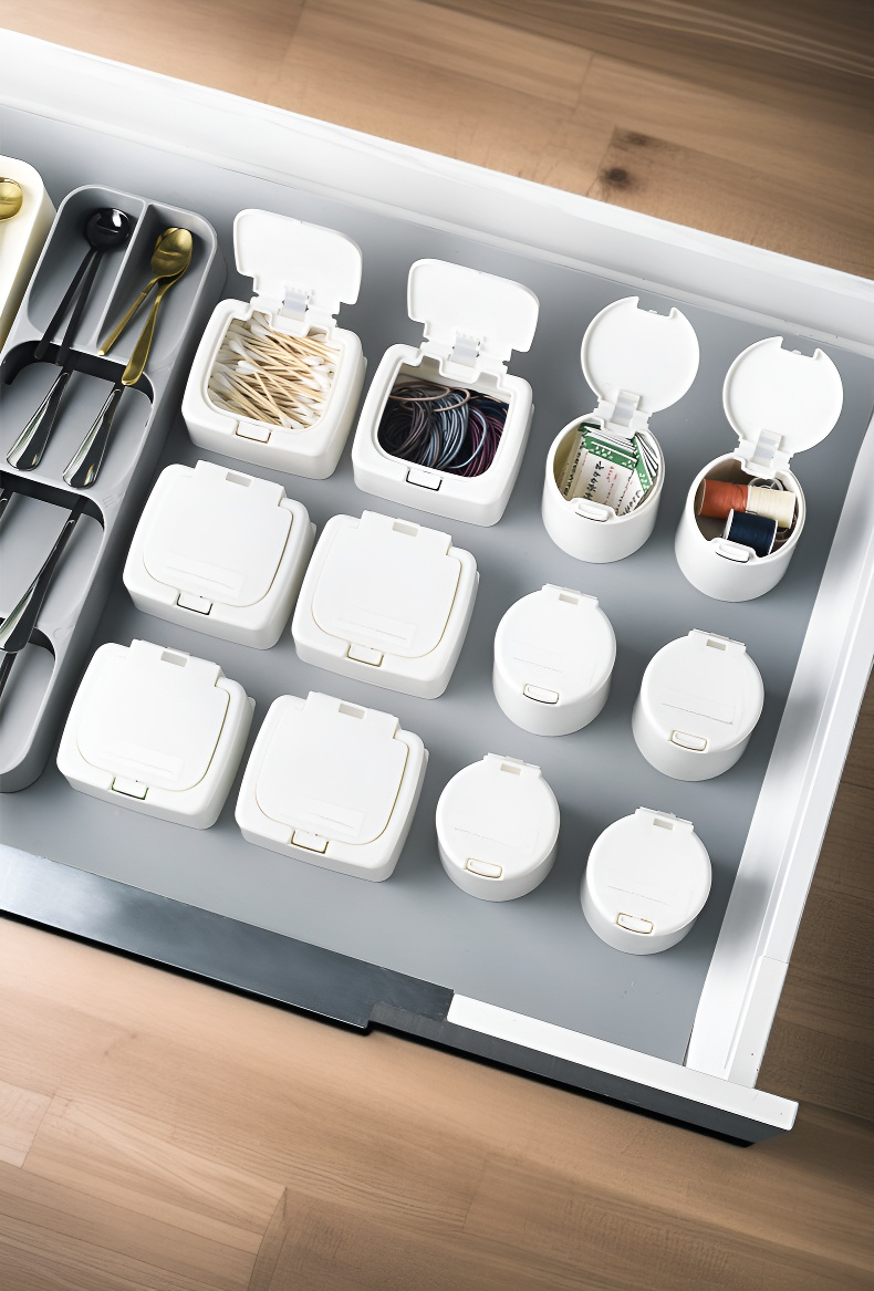 컴퓨터 책상 위 소형 수납함 활용 예시