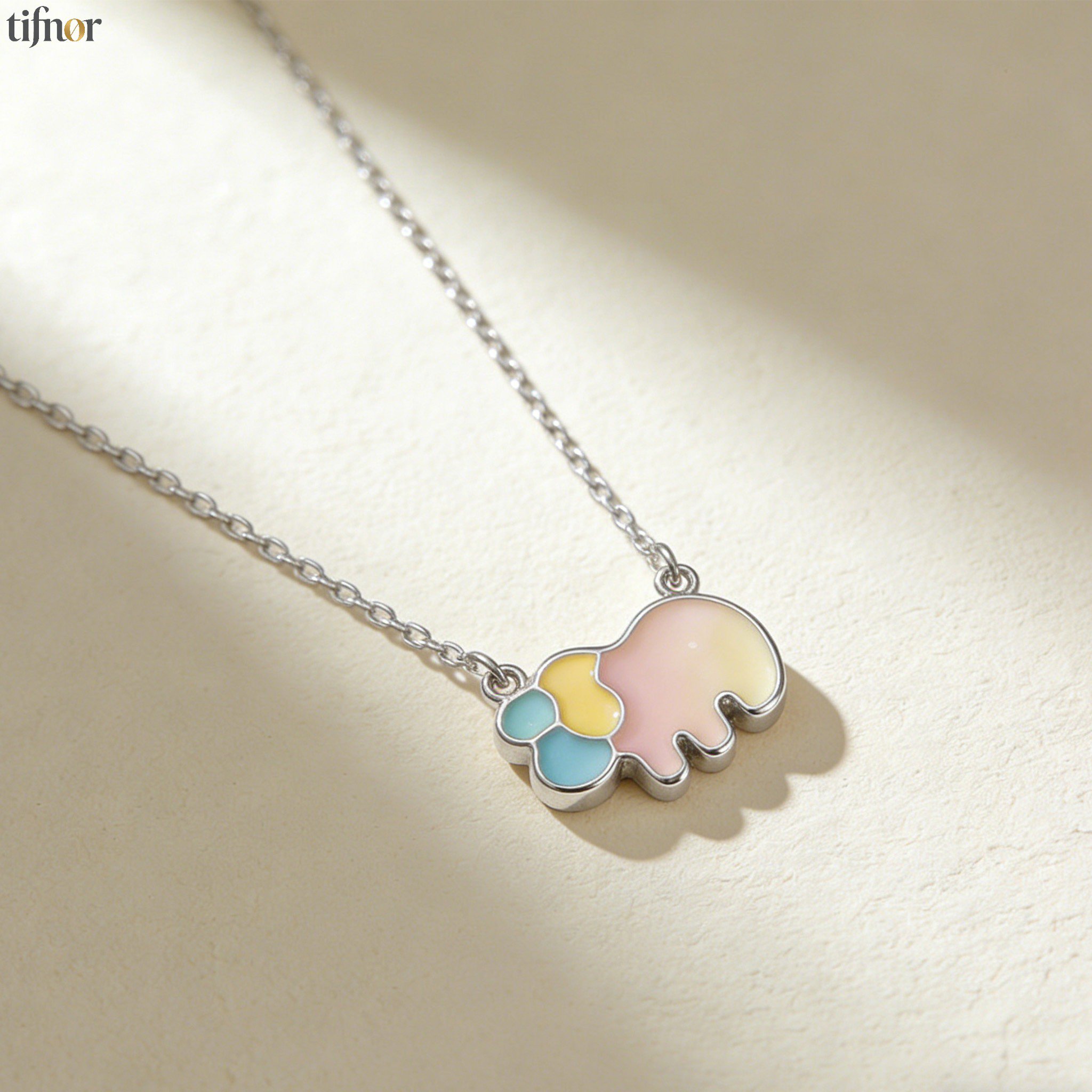 繊細なシルバーネックレス