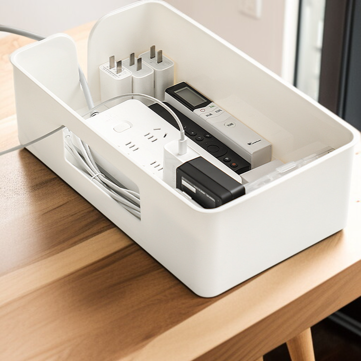 Solución ordenada para enchufes y cables digitales