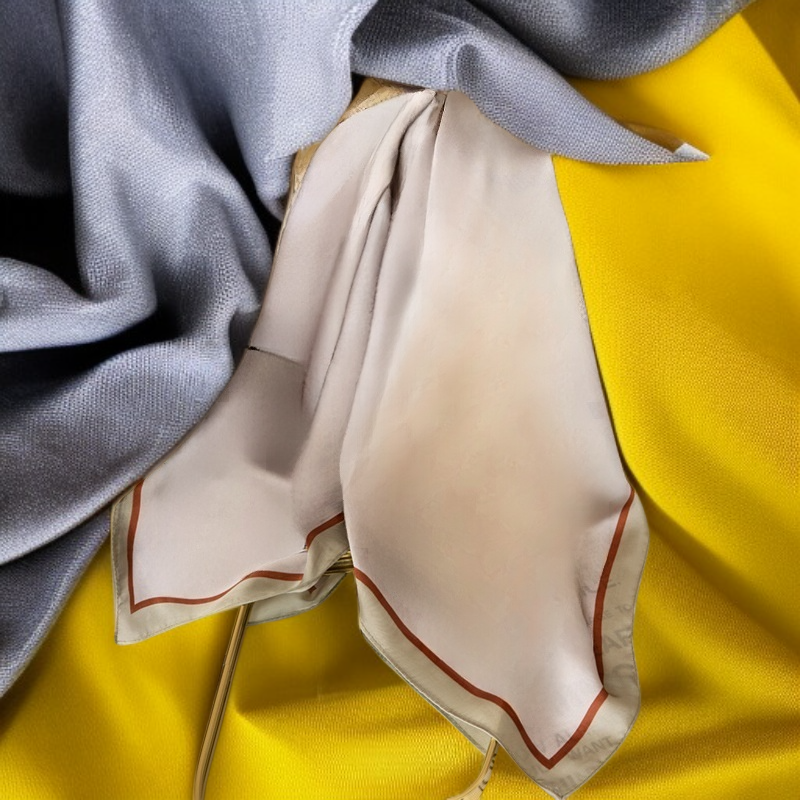 おしゃれなスクエアスカーフ