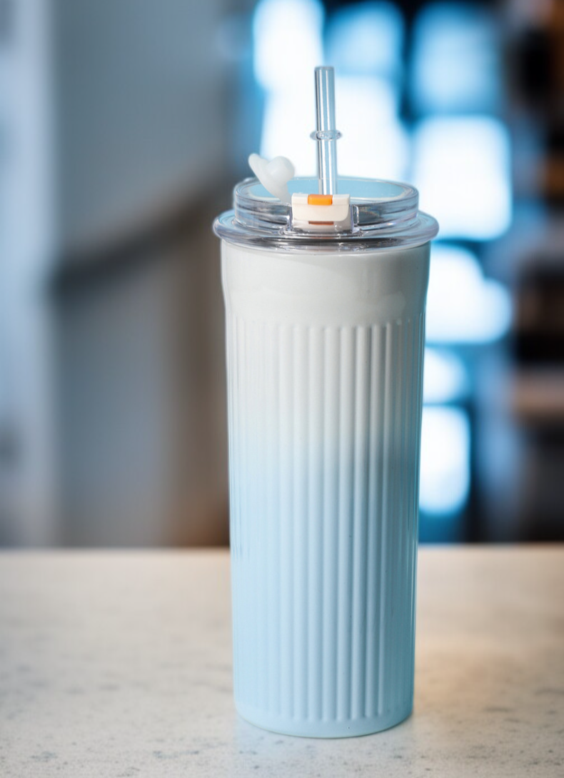 Taza de café junto a portátil en oficina