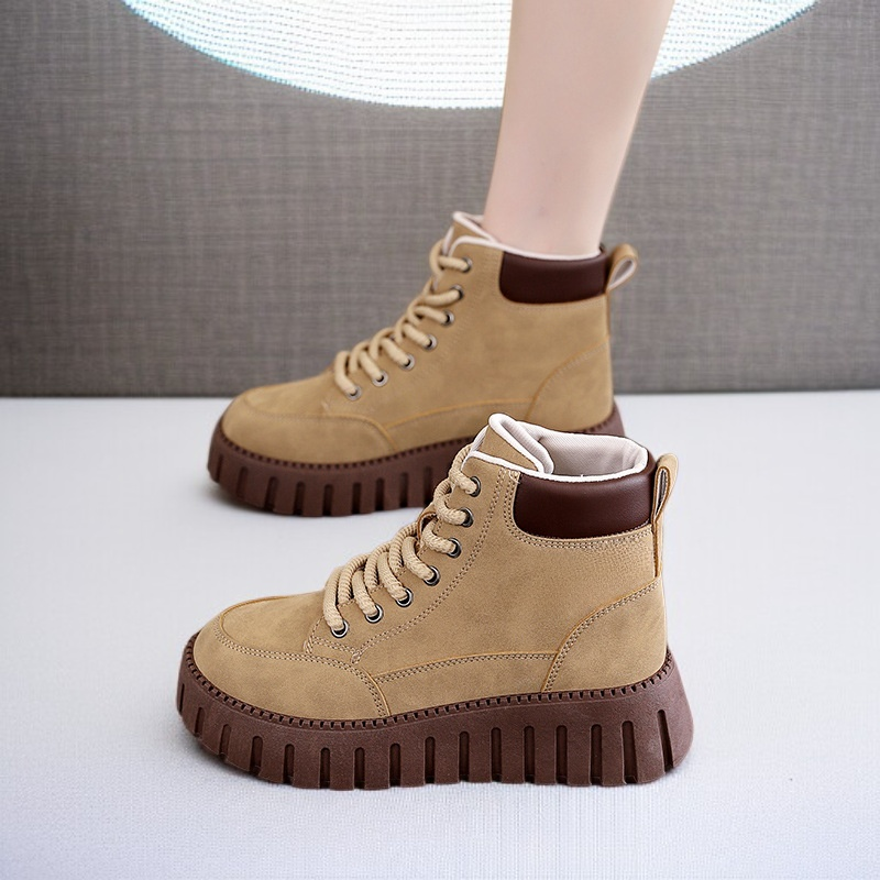 プラットフォームスノーブーツとコンバットブーツ