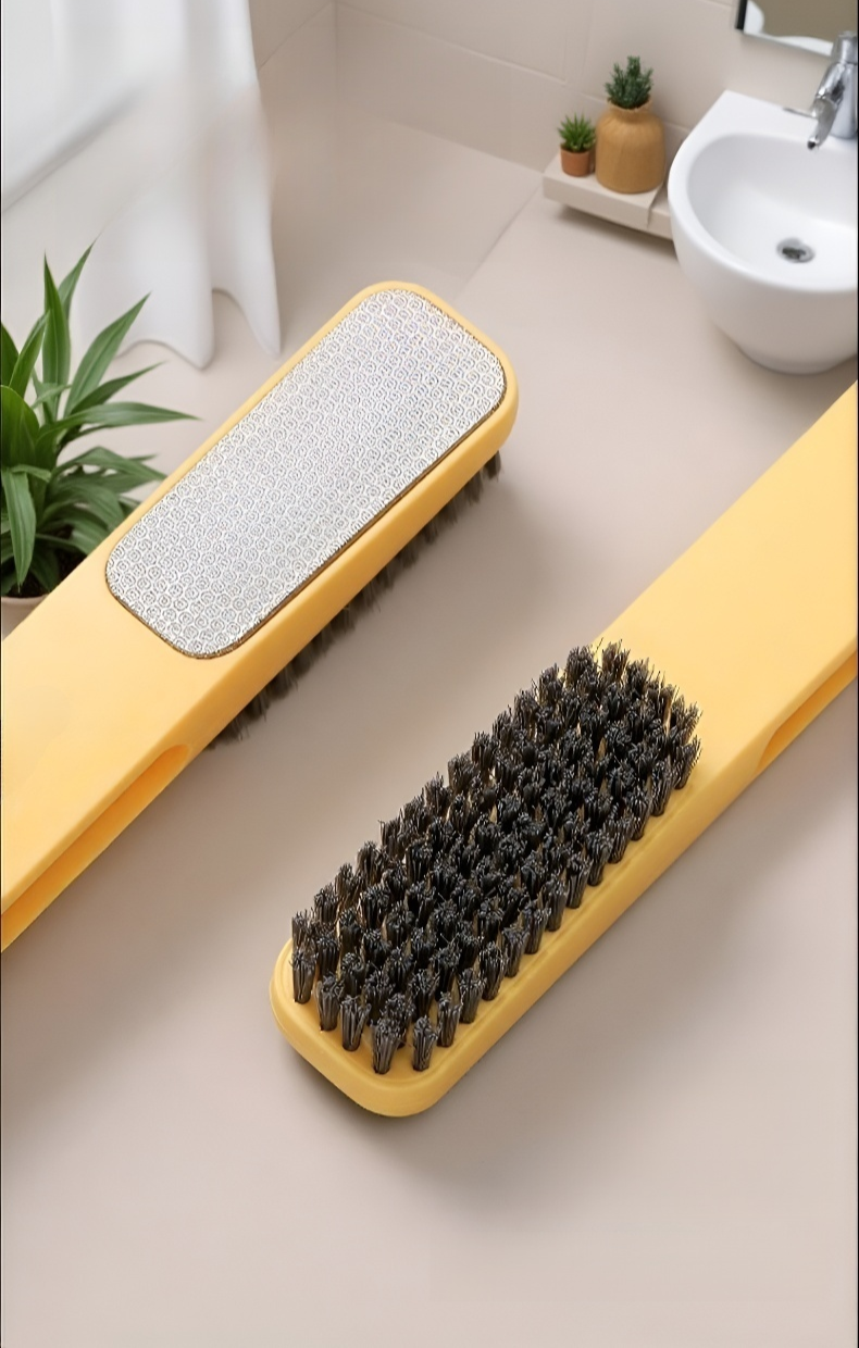 욕실에서 사용 중인 발 세척 브러시