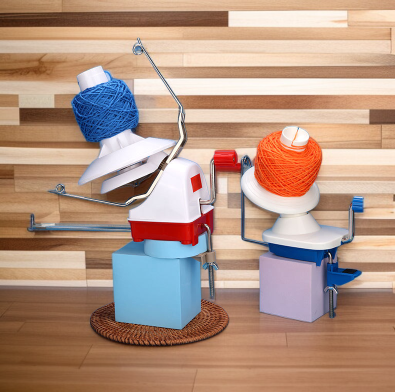 손에 들고 있는 휴대용 권선기