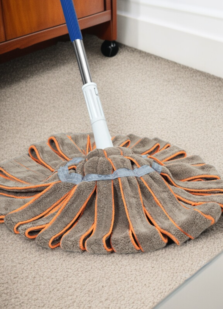 청소가 쉬운 셀프 짜임 밀대 사용 모습