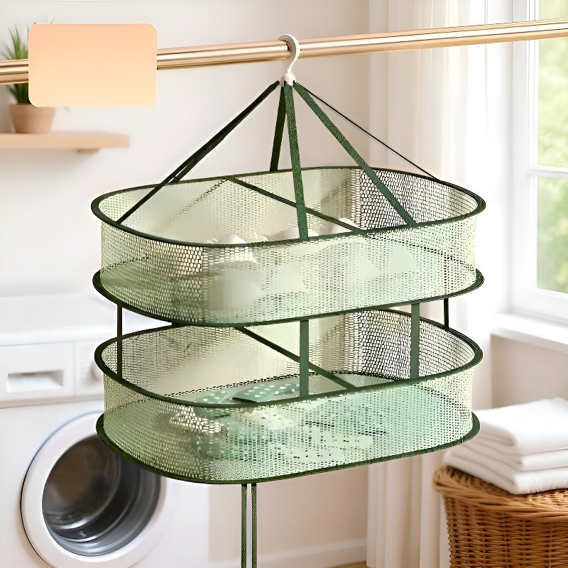 건조망에 다양한 세탁물 올려놓은 사진