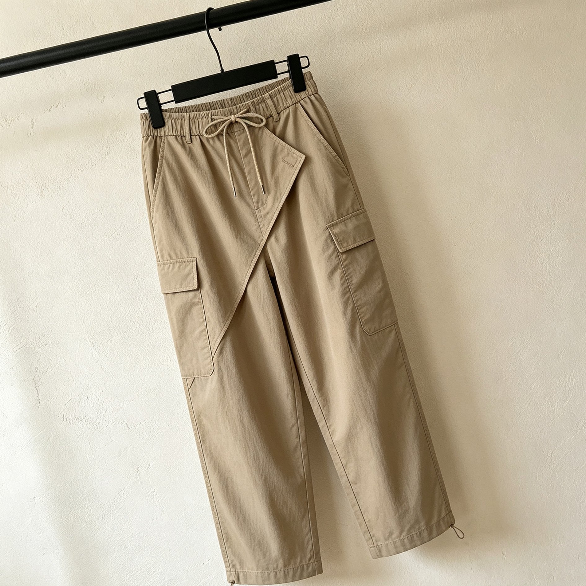 ジョガーパンツ風の裾が付いたカーキ色のワークパンツ