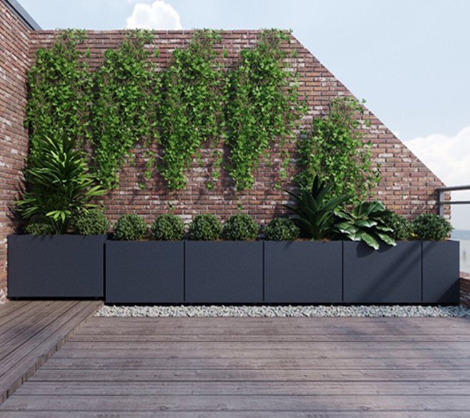 丸い金属製の植木鉢