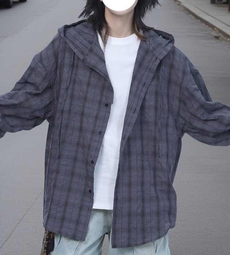 여성 모델이 착용한 그레이 플레드 셔츠