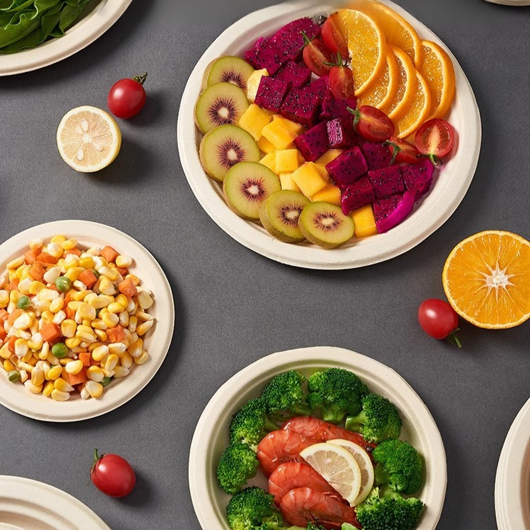 จานตกแต่งด้วยลวดลายดอกไม้