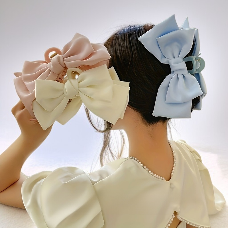 Clip de garra en forma de arco sujetando el cabello