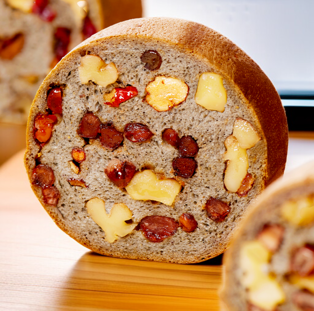 食物繊維豊富な全粒粉ナッツパンの盛り付け例