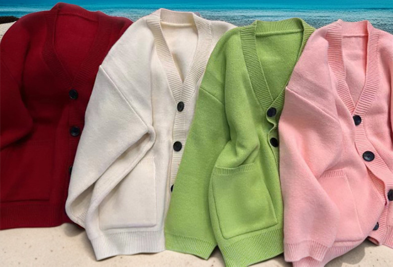 Modische Damen Strickjacke mit V-Ausschnitt und College-Stil