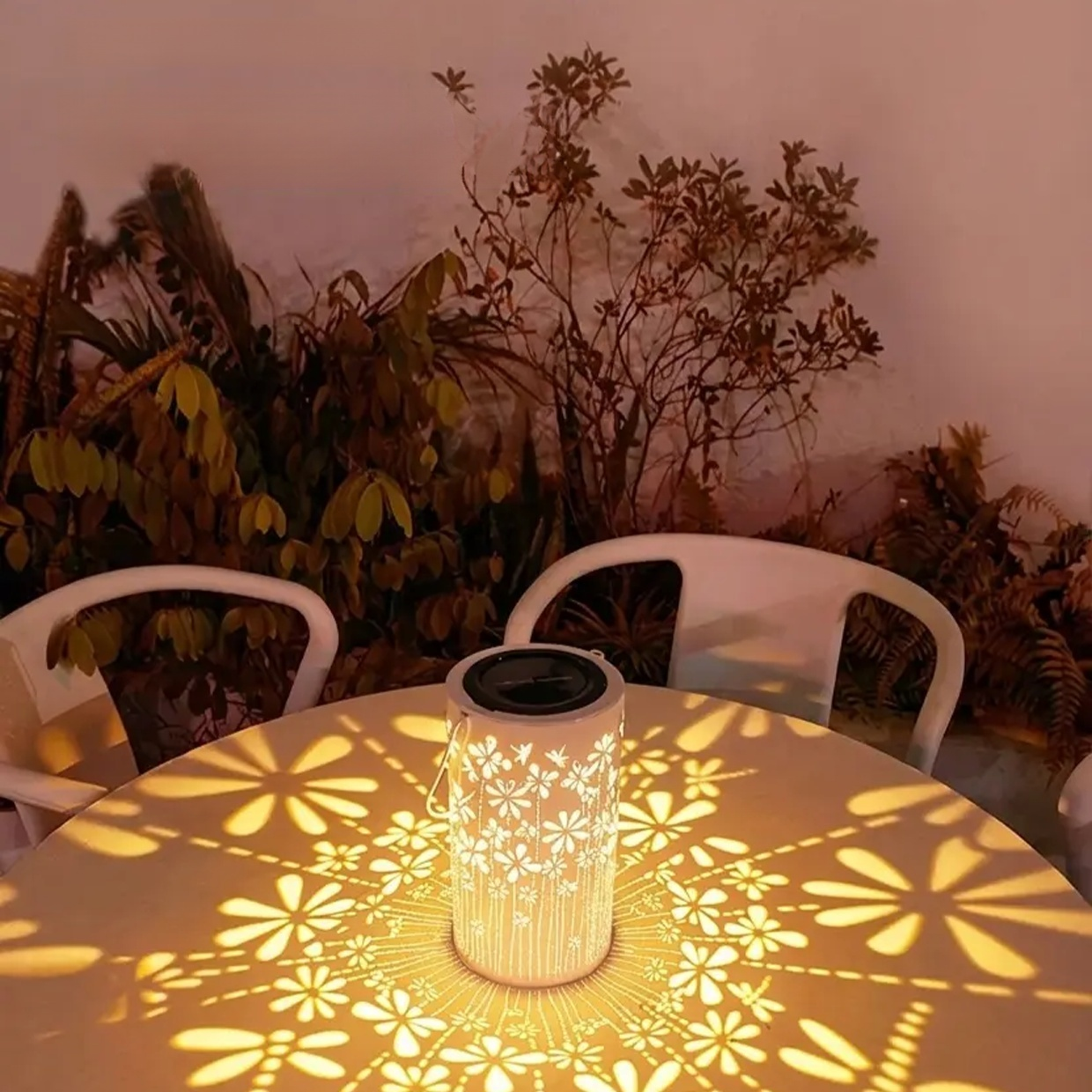 Outdoor solar-powered dragonfly night light
