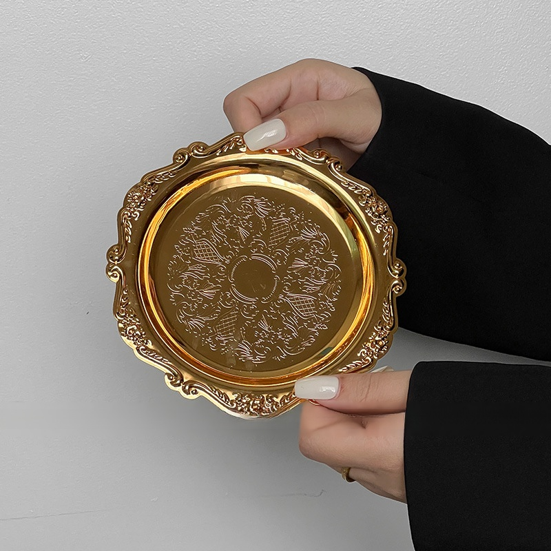 Petit plateau en métal sculpté rétro