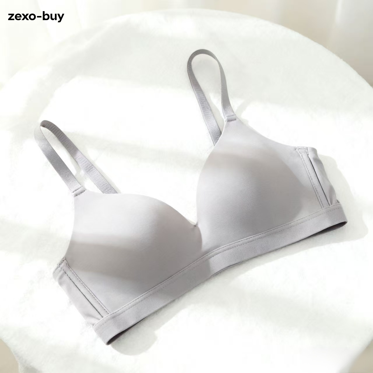 와이어 없는 브라는 작은 가슴을 더 크게 보이게 합니다.