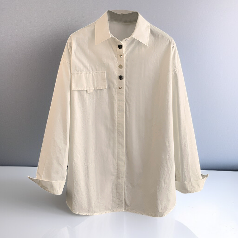 無地の襟付き長袖シャツ