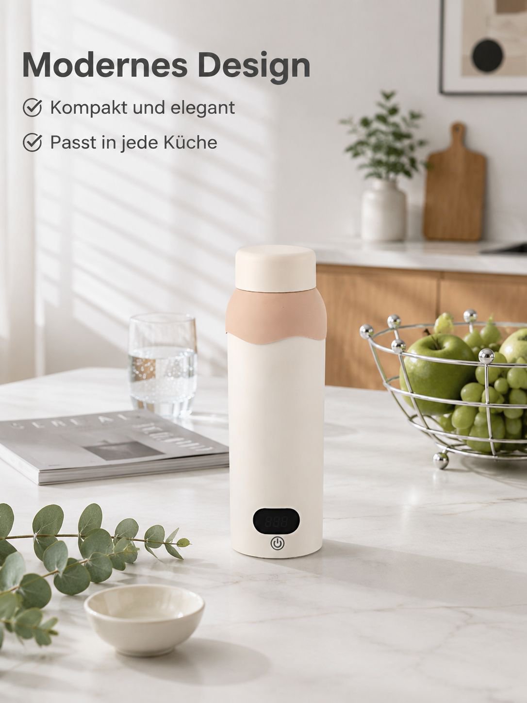 Tragbarer Mini-Wasserkocher mit Temperaturregelung auf dem Schreibtisch