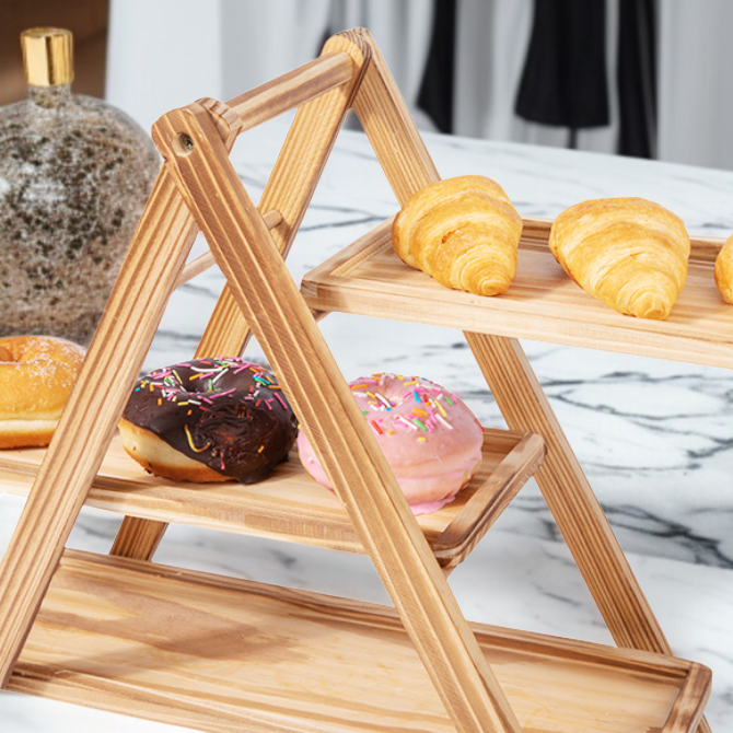 다양한 디저트를 담은 목제 3단 쟁반