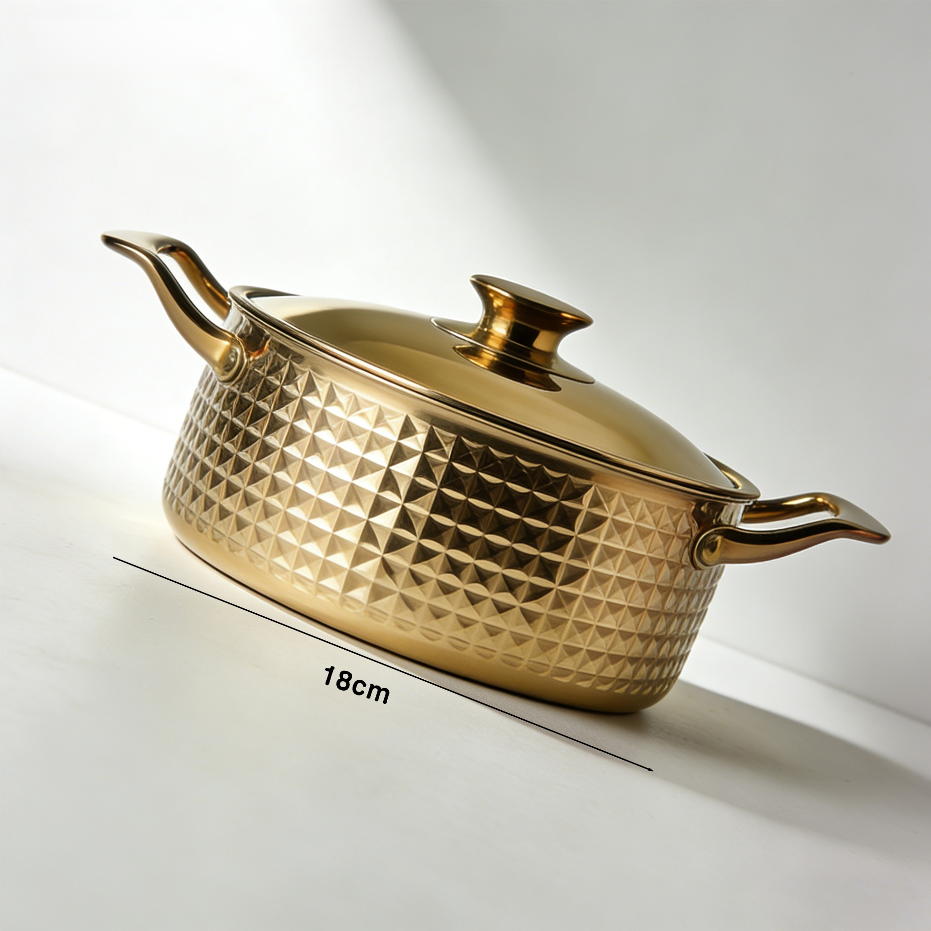 수프 냄비에 담긴 따뜻한 수프 이미지