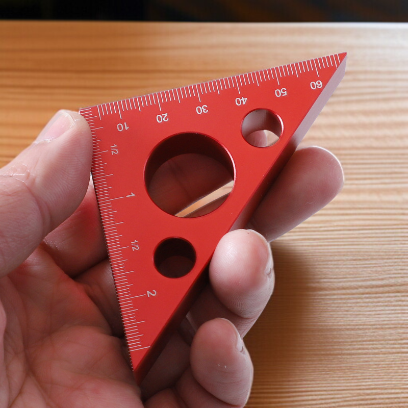 DIY作業で活躍する直角三角形定規