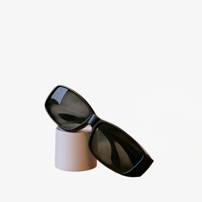 スタイリッシュな男性用サングラス