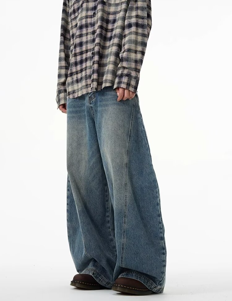 おしゃれなワイドシルエットのデニムパンツ