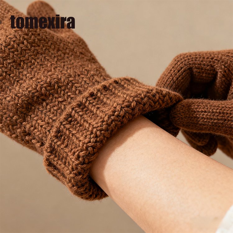 Detail kašmírové tkaniny na zimních rukavicích