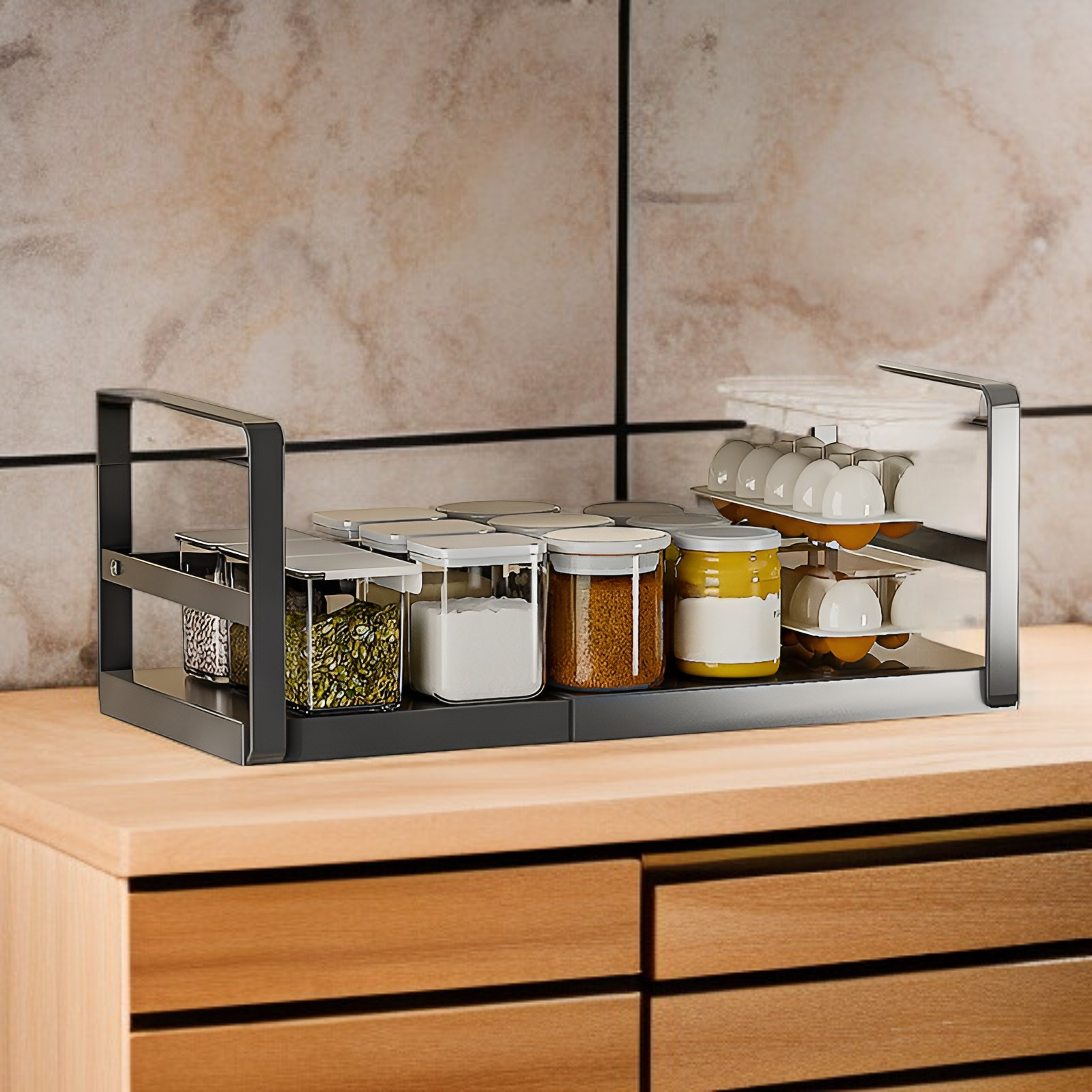 선반 위에 식기와 조리도구를 정리한 사진