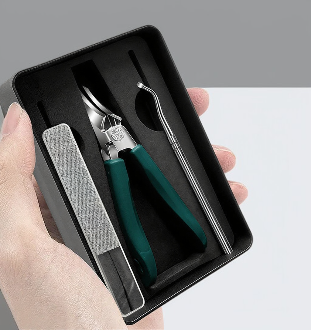 큰 개구부로 손톱을 쉽게 자르는 모습