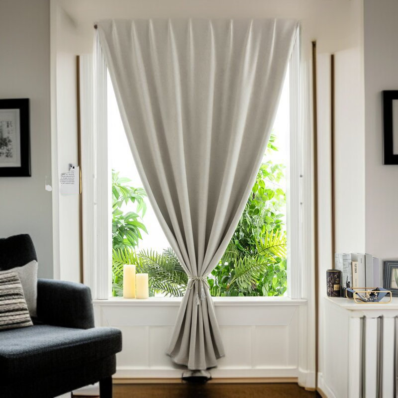 寮の寝室のカーテン ノーパンチ・フローティング・カーテンの取り付け 遮光カーテン 遮光カーテン