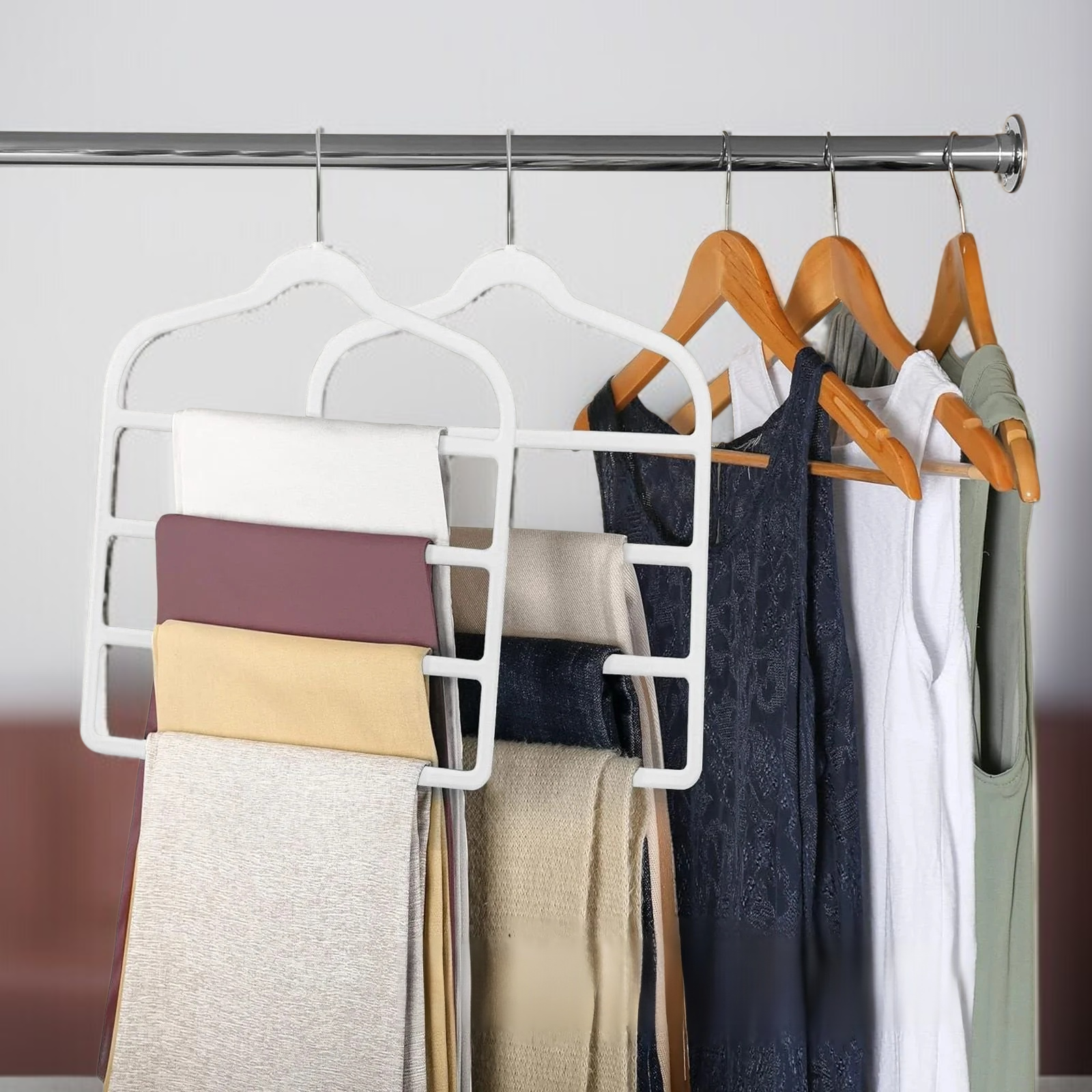 複数のズボンを一度に掛けられる収納ハンガー