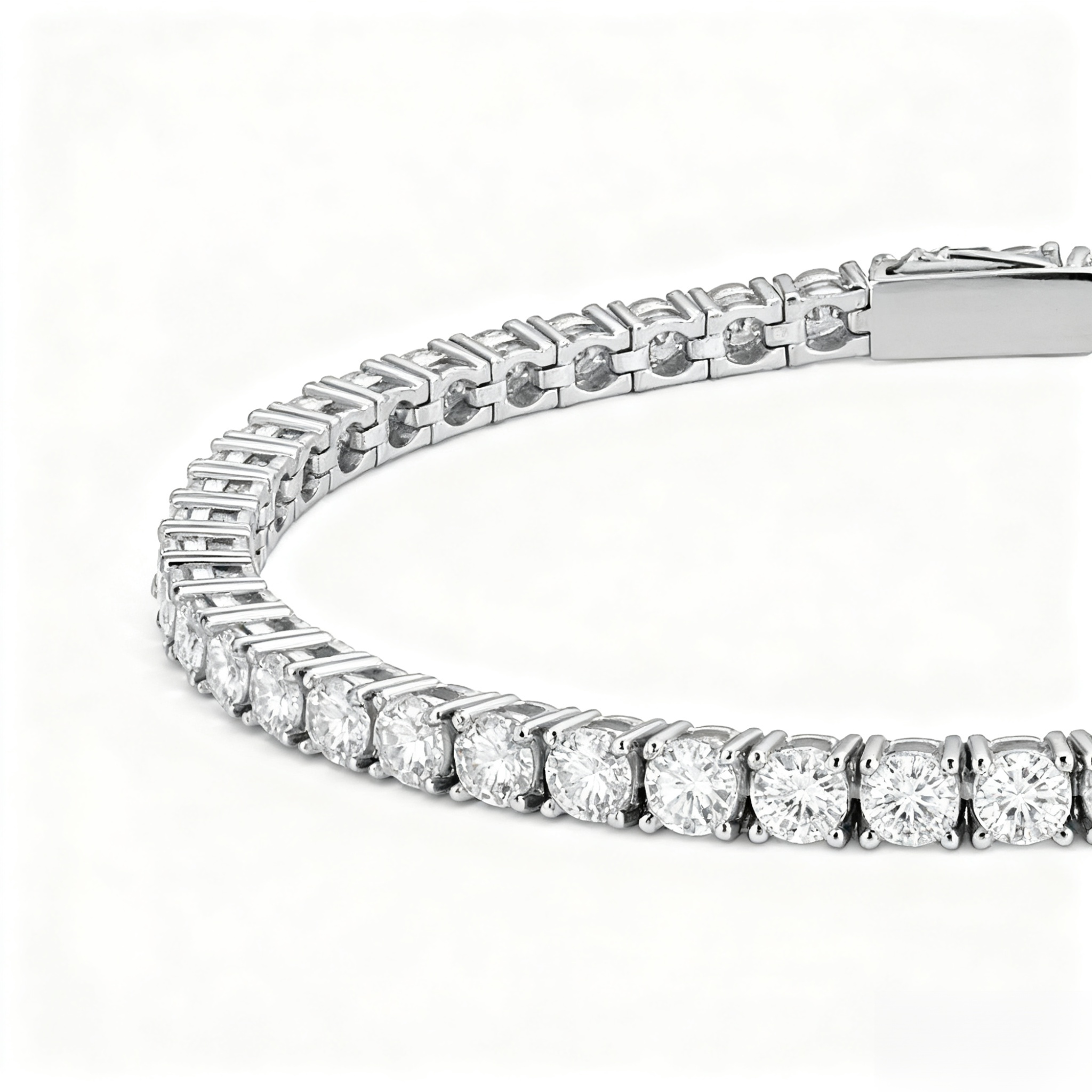 럭셔리 모아사이트 팔찌의 다이아몬드 디테일 클로즈업