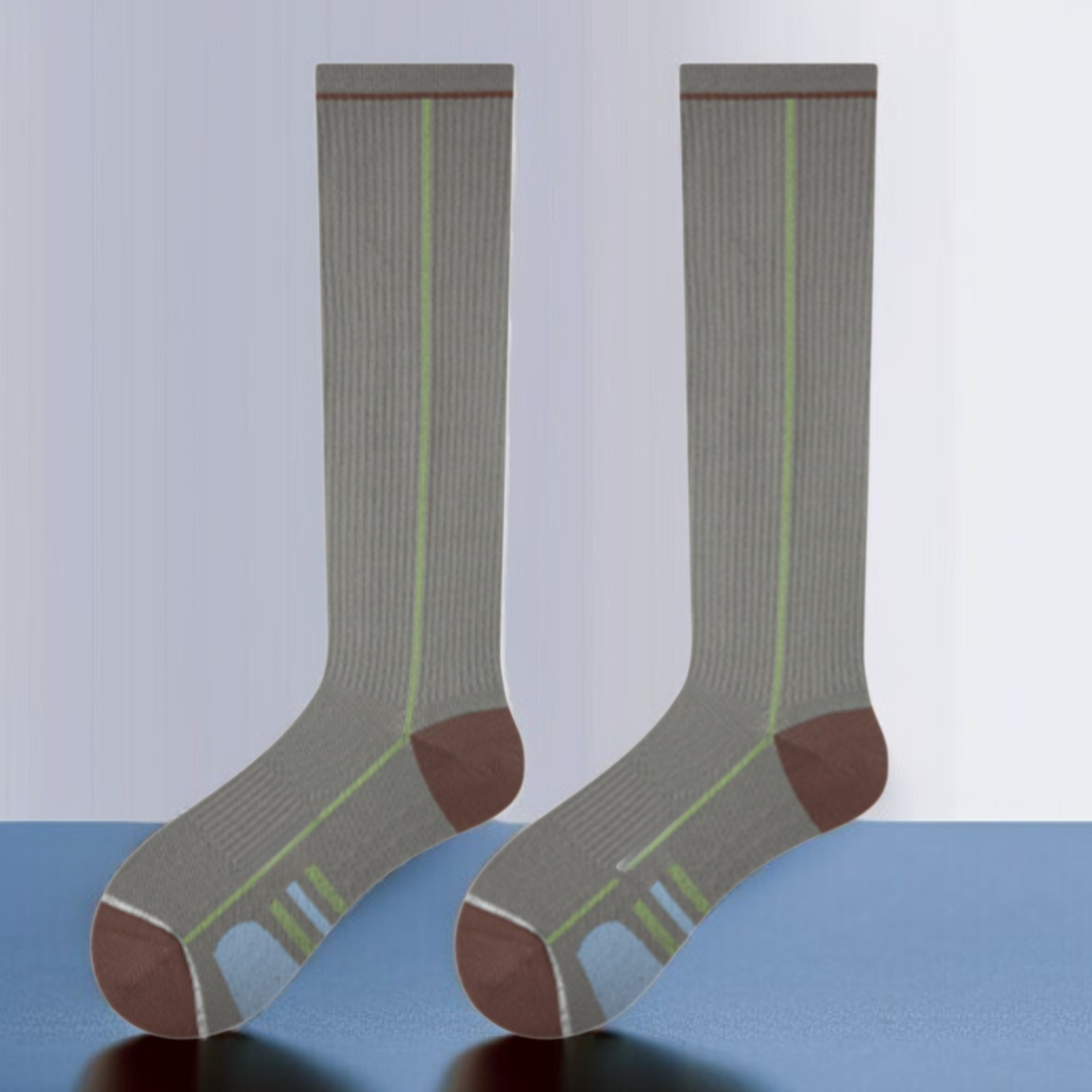 요가 매트 위에서 중통 양말을 신은 여성