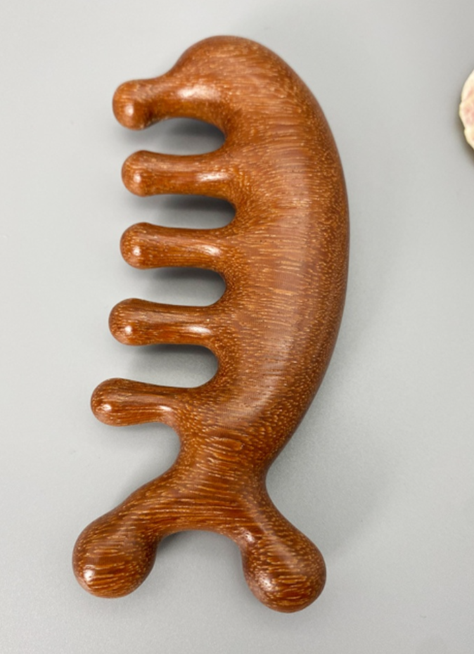 サンダルウッドコームの持ち手部分のアップ