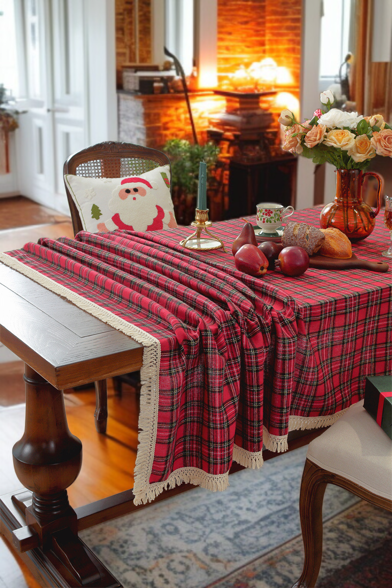 거실에 놓인 크리스마스 식탁보 인테리어