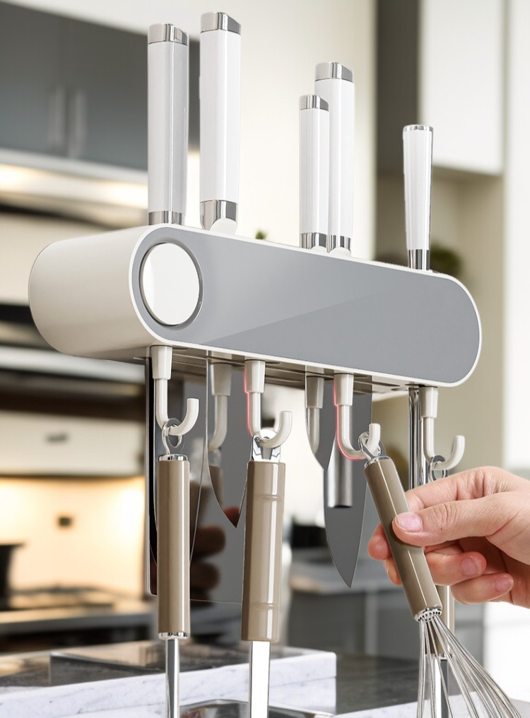 다양한 크기의 칼을 보관하는 벽걸이 선반