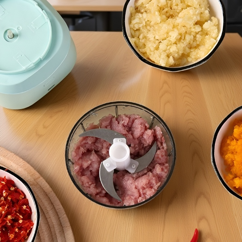 소형 제육기로 고기 요리하는 모습