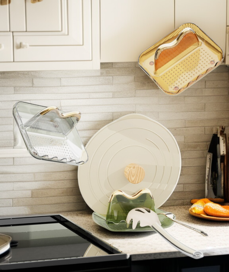 다양한 주방용품을 수납한 다용도선반