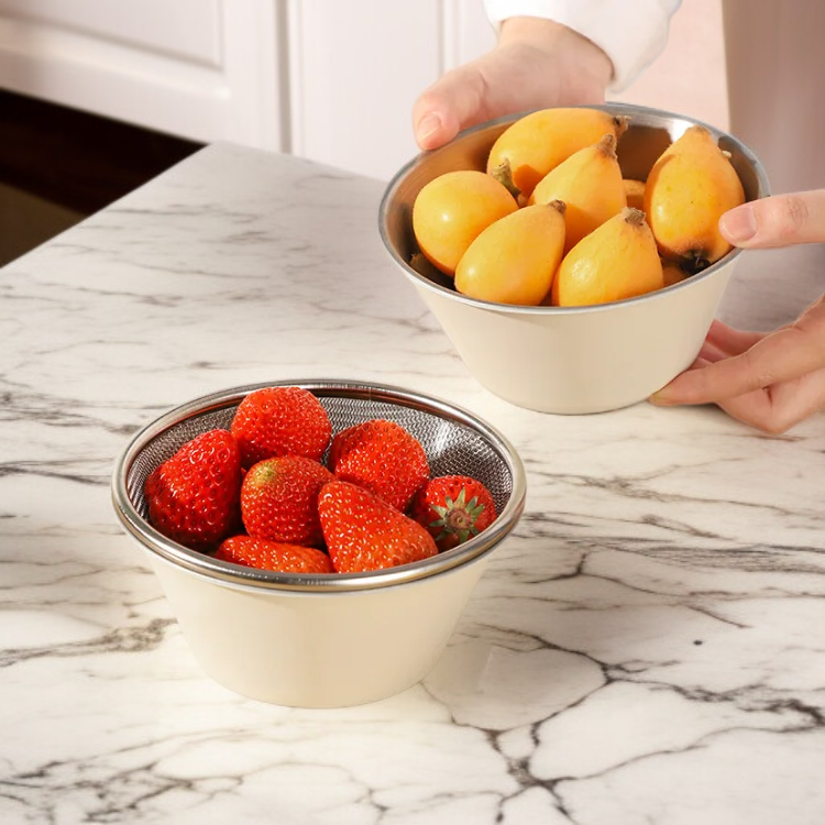 주방 싱크대 위에 놓인 이중 구조 바구니