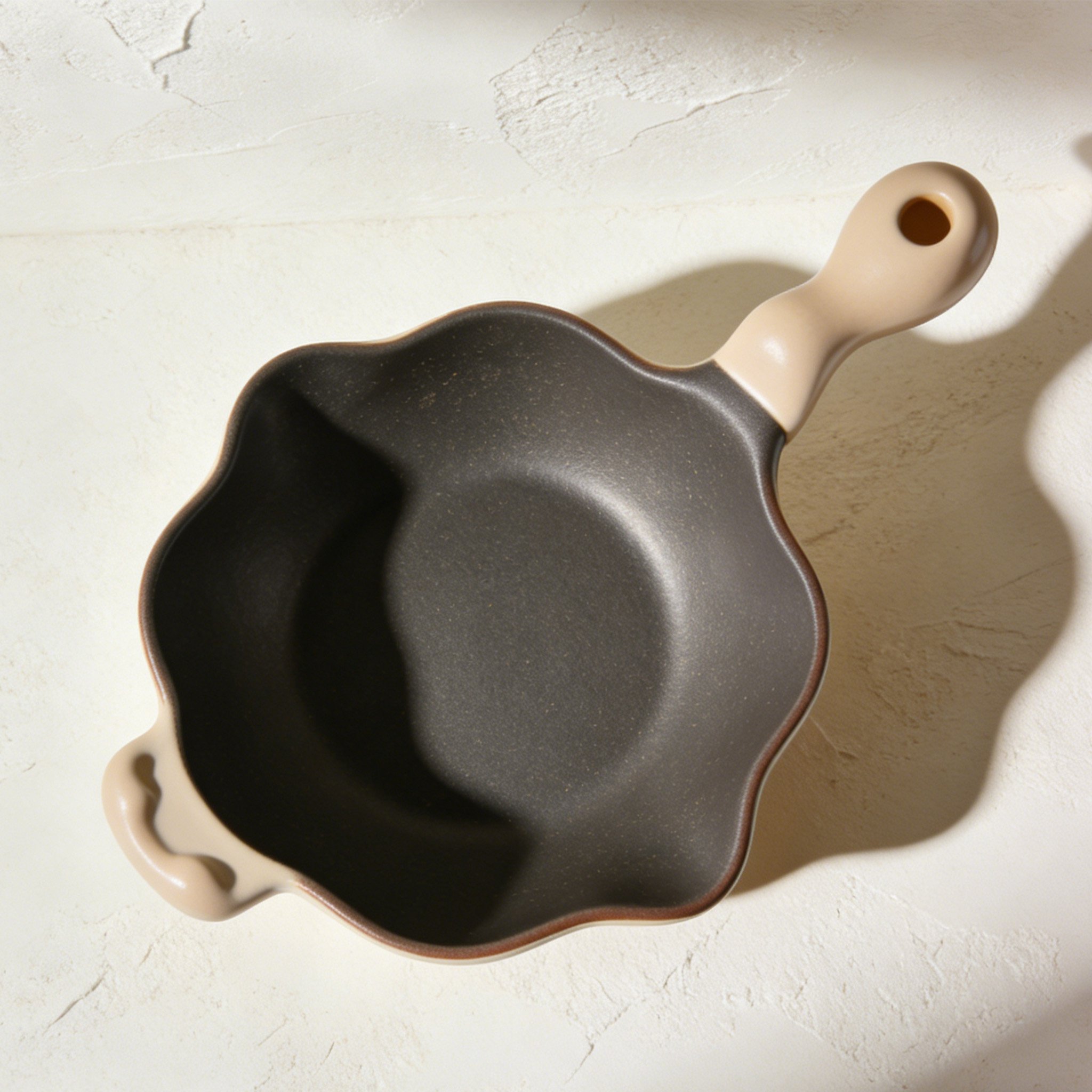 Háztartási tapadásmentes wok közelről