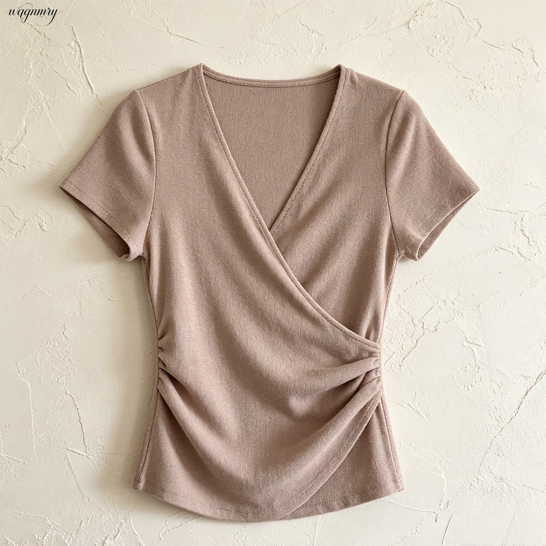 おしゃれなクロスデザインVネックTシャツ着用例