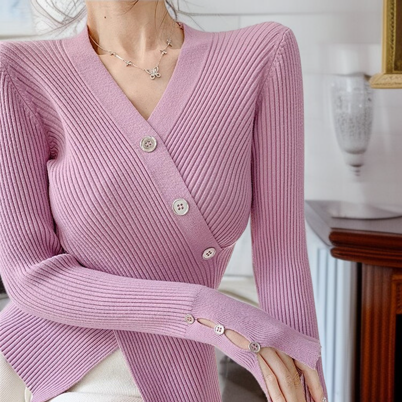 여성 브이넥 슬림핏 니트 탑 착용 이미지